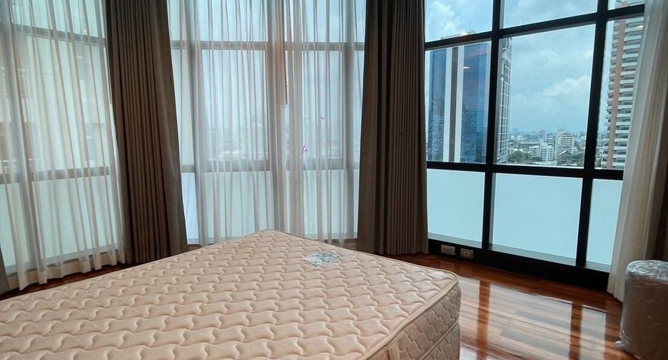 For rent 3 bedrooms apartment in Khlong Toei, Bangkok
