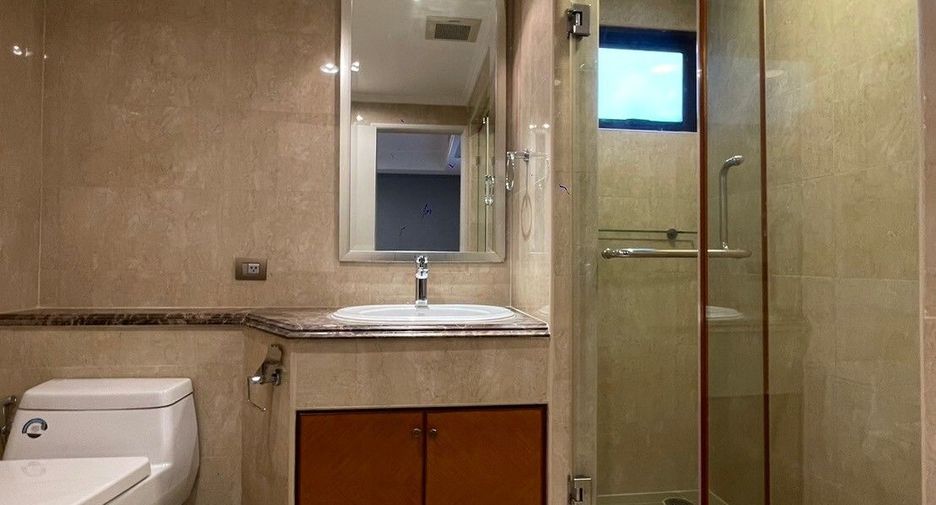 For rent 3 bedrooms apartment in Khlong Toei, Bangkok