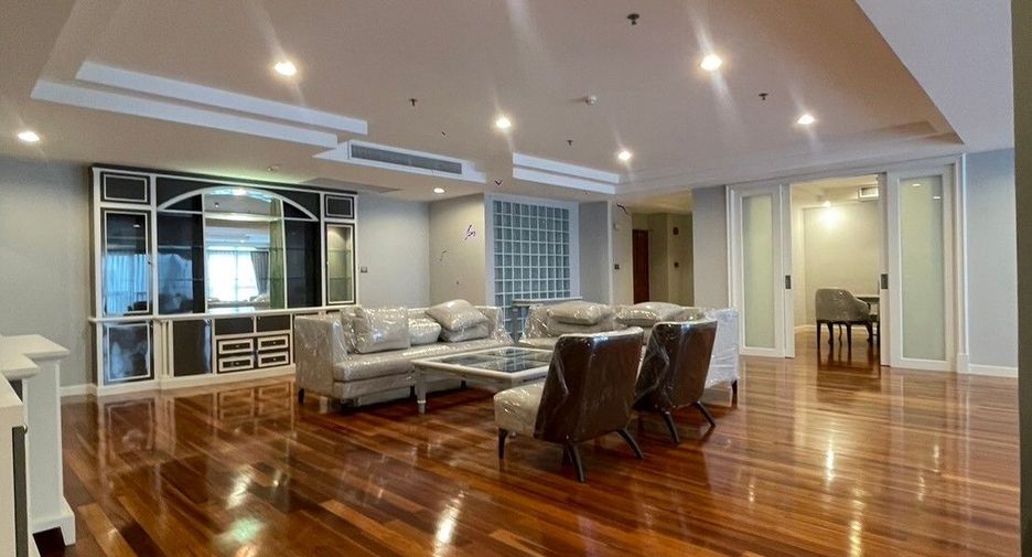 For rent 3 bedrooms apartment in Khlong Toei, Bangkok