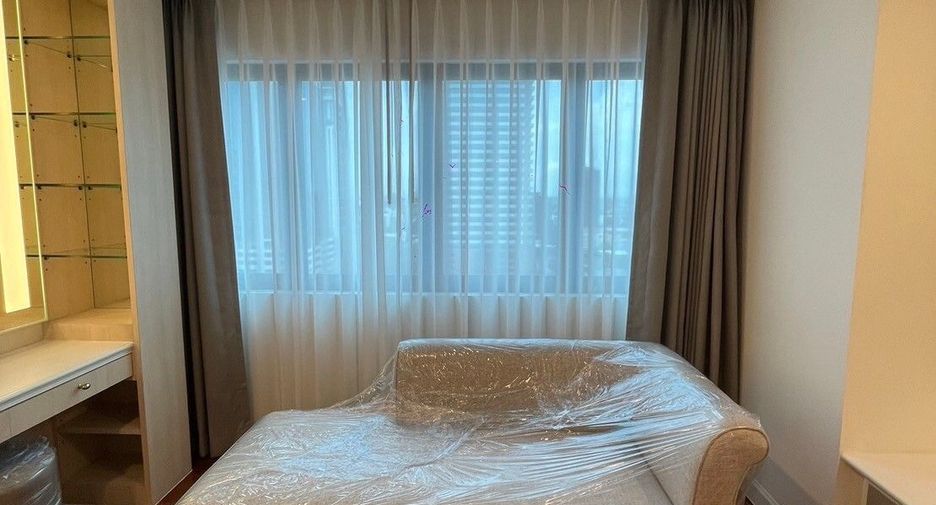For rent 3 bedrooms apartment in Khlong Toei, Bangkok