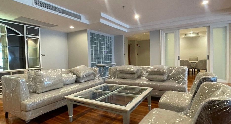 For rent 3 bedrooms apartment in Khlong Toei, Bangkok