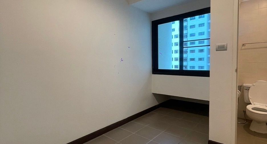For rent 3 bedrooms apartment in Khlong Toei, Bangkok