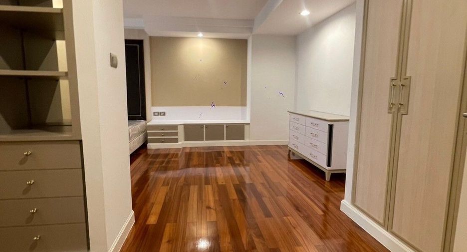 For rent 3 bedrooms apartment in Khlong Toei, Bangkok
