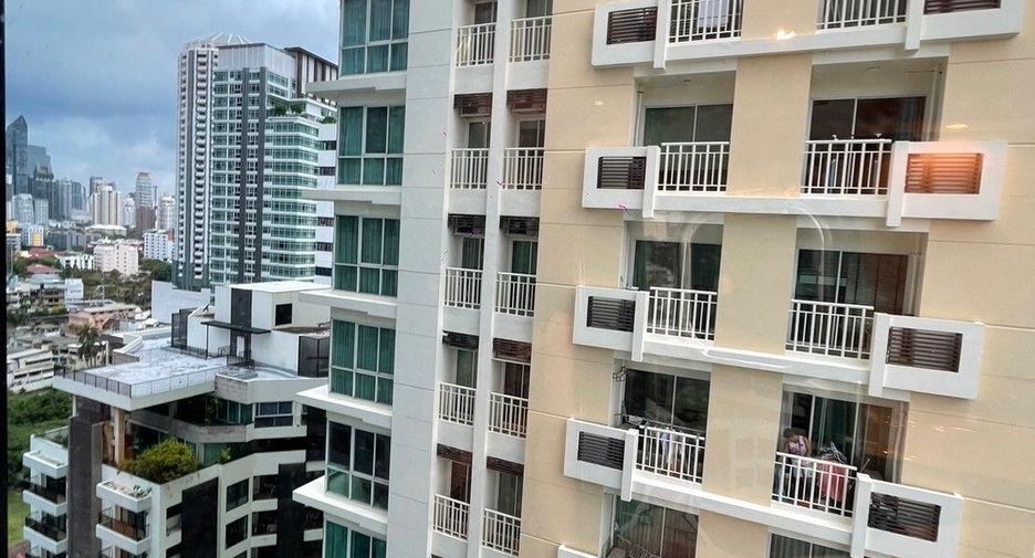 For rent 3 bedrooms apartment in Khlong Toei, Bangkok