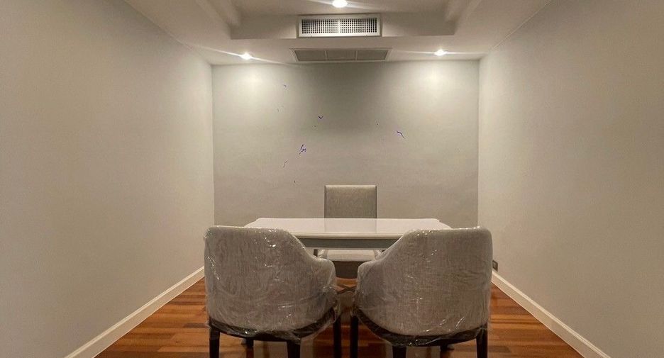 For rent 3 bedrooms apartment in Khlong Toei, Bangkok