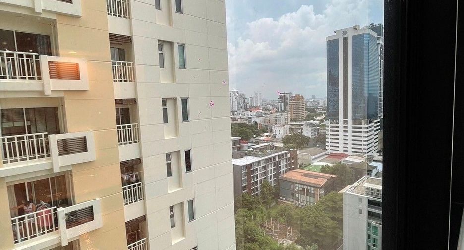For rent 3 bedrooms apartment in Khlong Toei, Bangkok