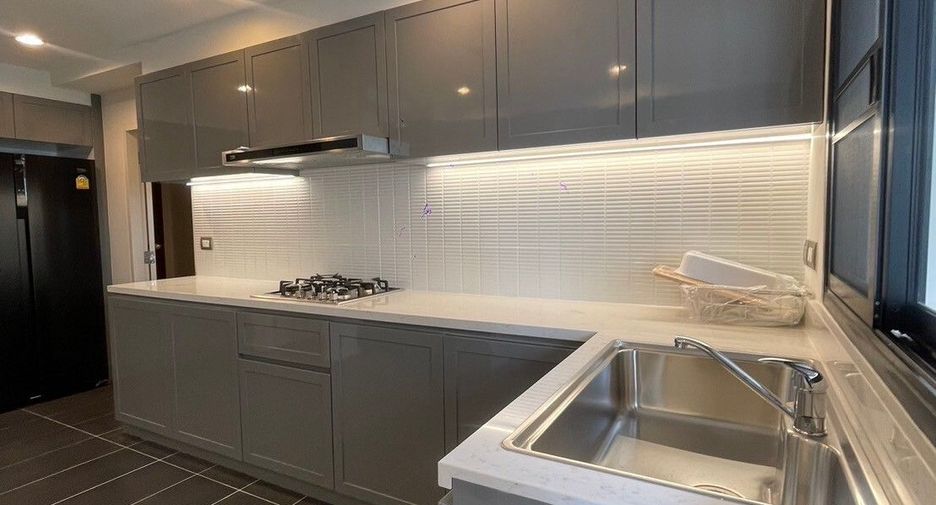 For rent 3 bedrooms apartment in Khlong Toei, Bangkok
