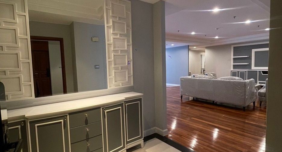 For rent 3 bedrooms apartment in Khlong Toei, Bangkok