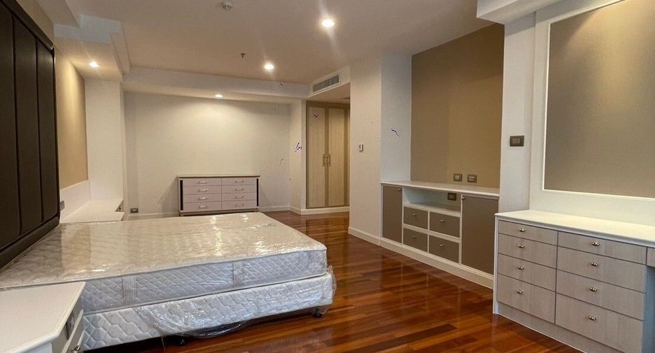 For rent 3 bedrooms apartment in Khlong Toei, Bangkok