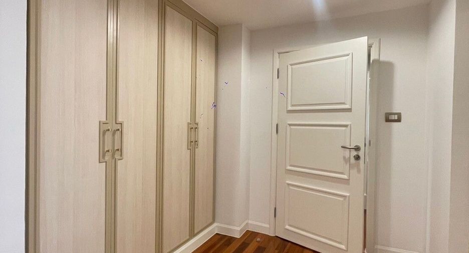 For rent 3 bedrooms apartment in Khlong Toei, Bangkok