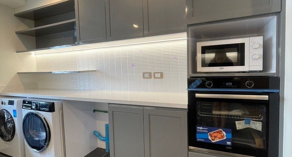 For rent 3 bedrooms apartment in Khlong Toei, Bangkok