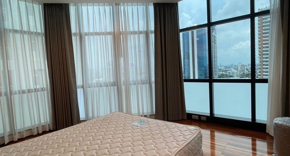 For rent 3 bedrooms apartment in Khlong Toei, Bangkok