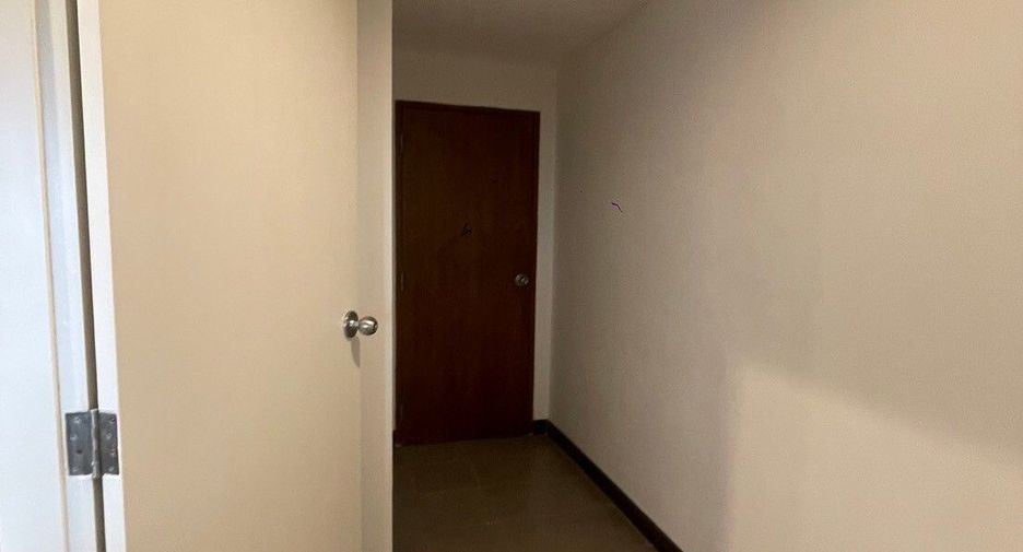 For rent 3 bedrooms apartment in Khlong Toei, Bangkok