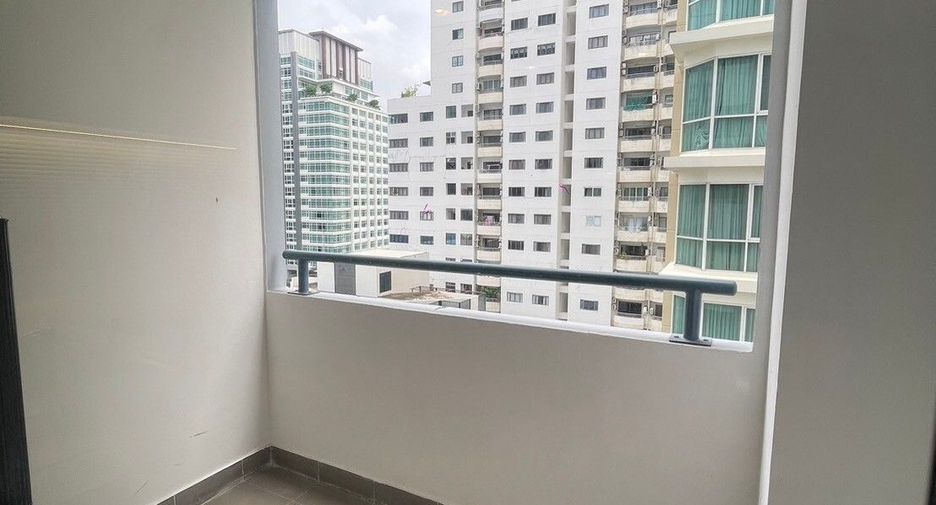 For rent 3 bedrooms apartment in Khlong Toei, Bangkok