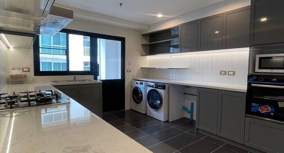 For rent 3 bedrooms apartment in Khlong Toei, Bangkok