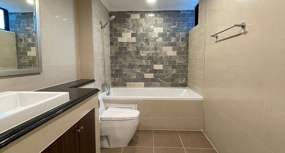 For rent 3 bedrooms apartment in Khlong Toei, Bangkok