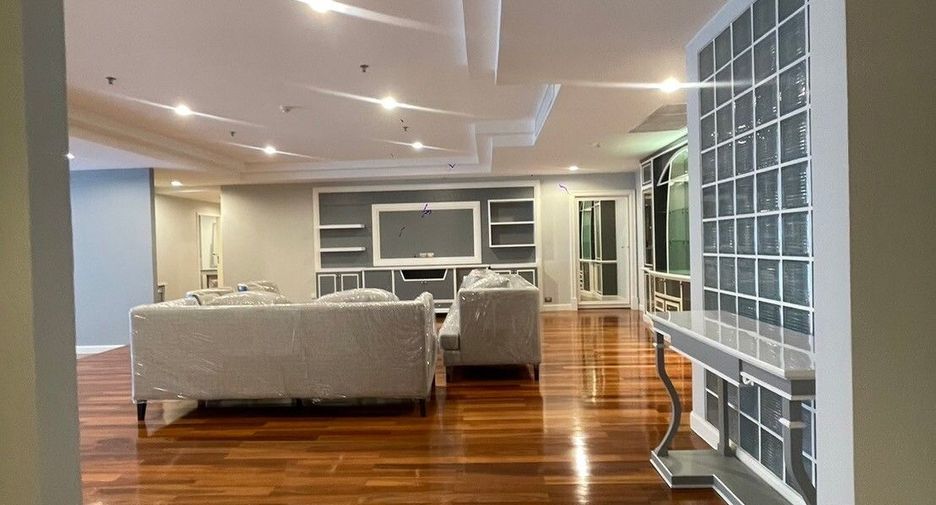 For rent 3 bedrooms apartment in Khlong Toei, Bangkok