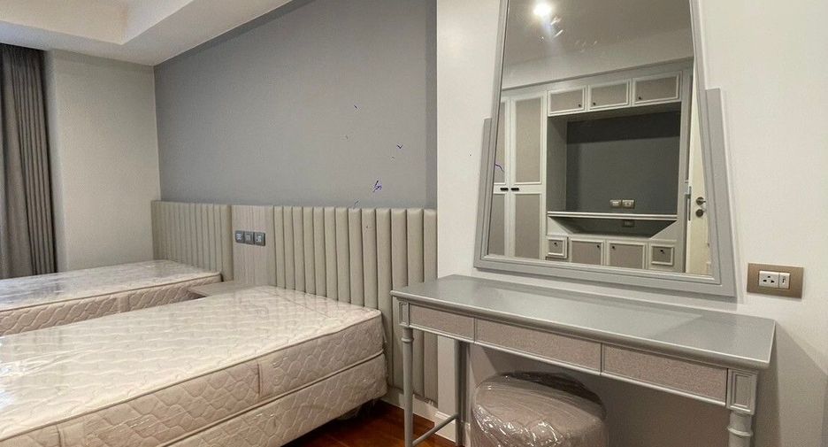For rent 3 bedrooms apartment in Khlong Toei, Bangkok