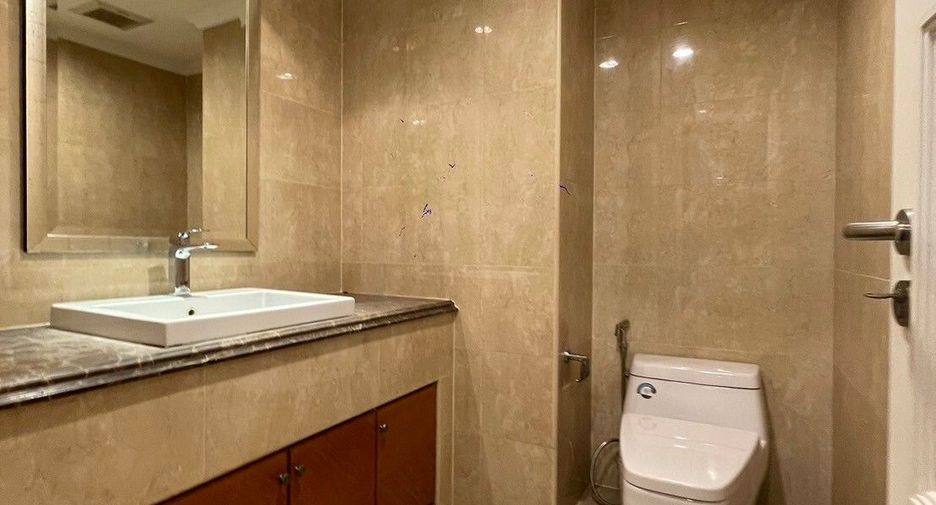 For rent 3 bedrooms apartment in Khlong Toei, Bangkok