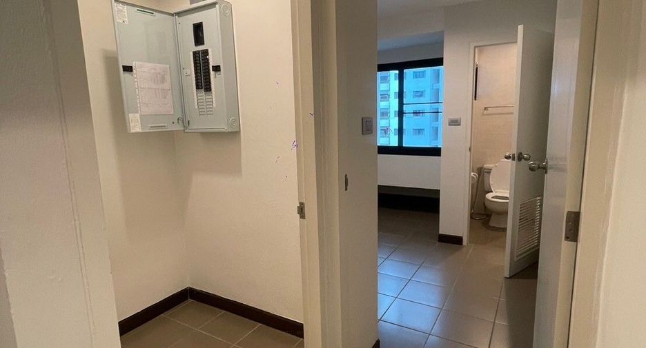For rent 3 bedrooms apartment in Khlong Toei, Bangkok