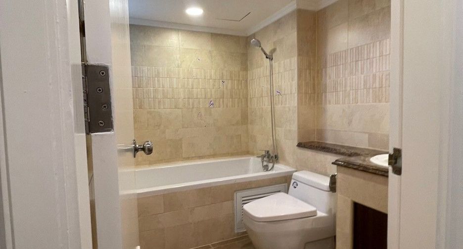 For rent 3 bedrooms apartment in Khlong Toei, Bangkok