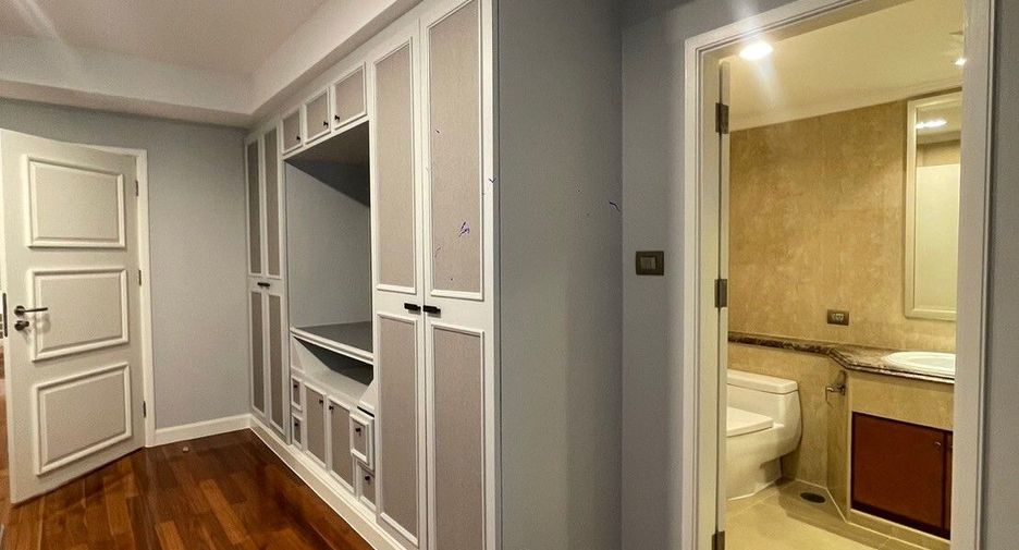 For rent 3 bedrooms apartment in Khlong Toei, Bangkok