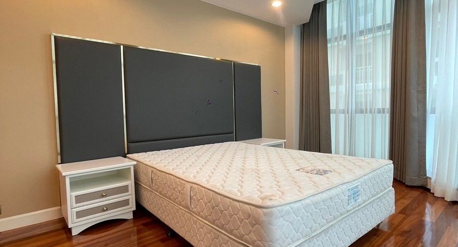 For rent 3 bedrooms apartment in Khlong Toei, Bangkok