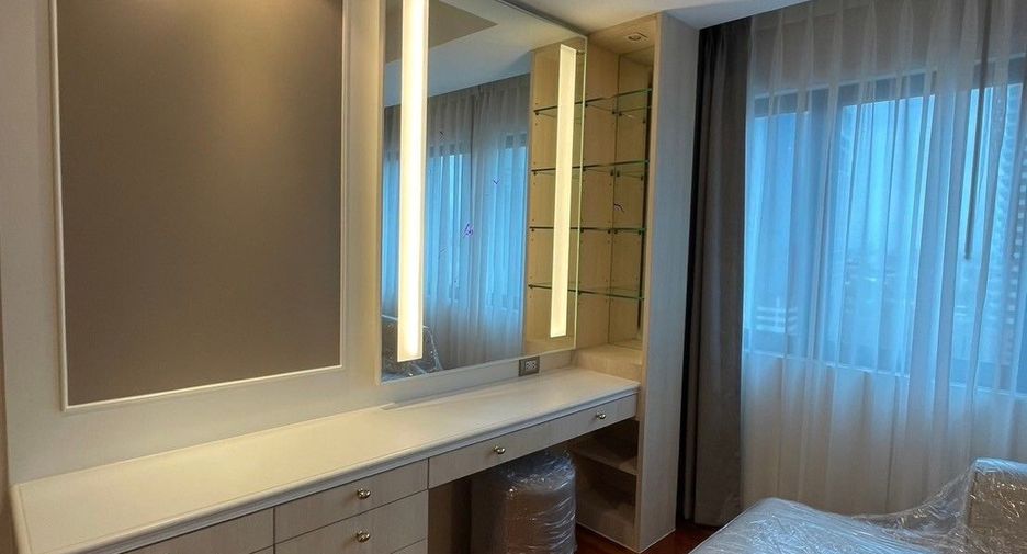 For rent 3 bedrooms apartment in Khlong Toei, Bangkok