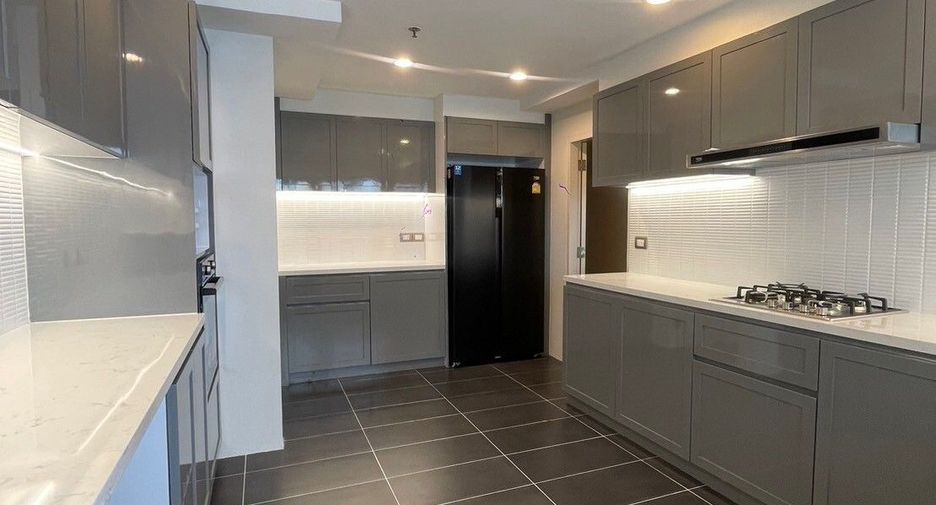 For rent 3 bedrooms apartment in Khlong Toei, Bangkok