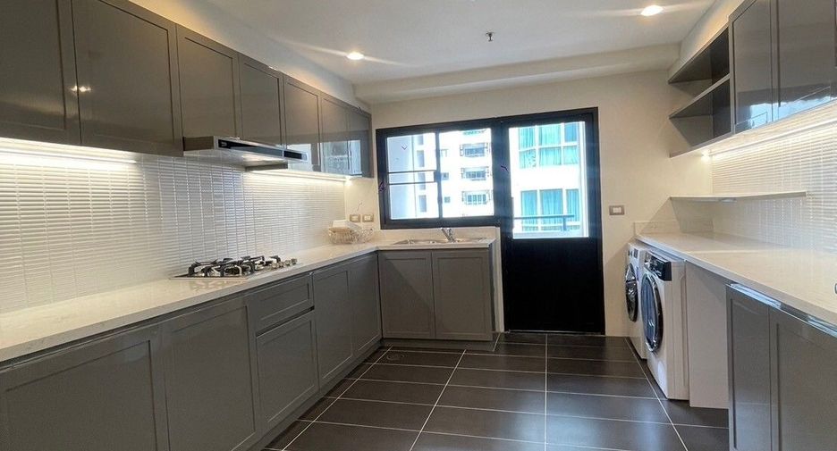 For rent 3 bedrooms apartment in Khlong Toei, Bangkok