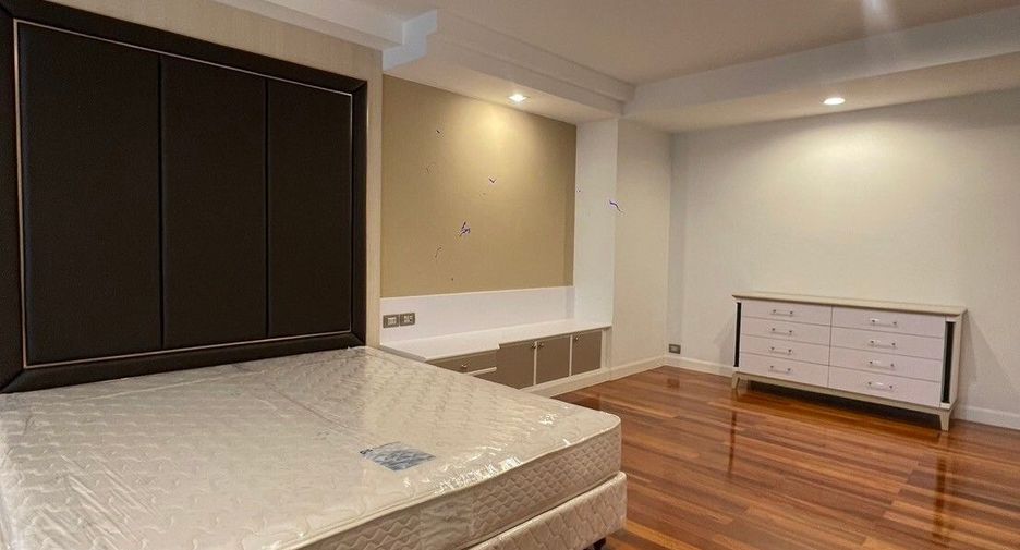 For rent 3 bedrooms apartment in Khlong Toei, Bangkok