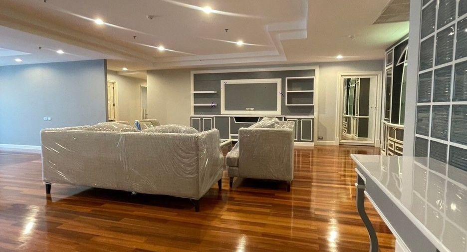 For rent 3 bedrooms apartment in Khlong Toei, Bangkok