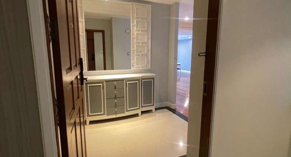 For rent 3 bedrooms apartment in Khlong Toei, Bangkok