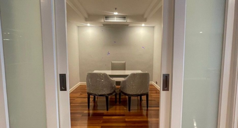For rent 3 bedrooms apartment in Khlong Toei, Bangkok