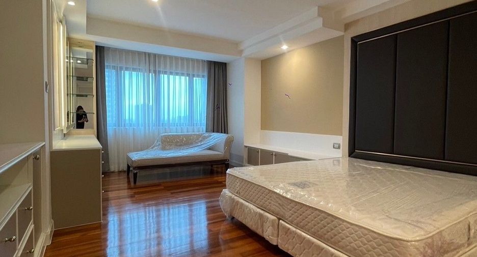 For rent 3 bedrooms apartment in Khlong Toei, Bangkok