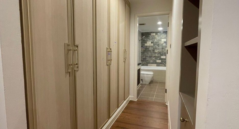 For rent 3 bedrooms apartment in Khlong Toei, Bangkok