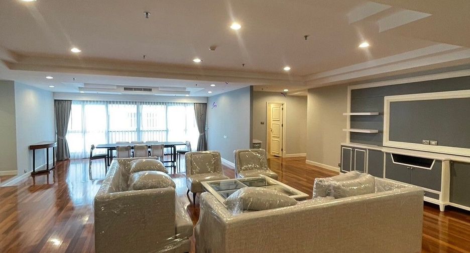 For rent 3 bedrooms apartment in Khlong Toei, Bangkok