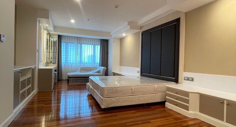 For rent 3 bedrooms apartment in Khlong Toei, Bangkok