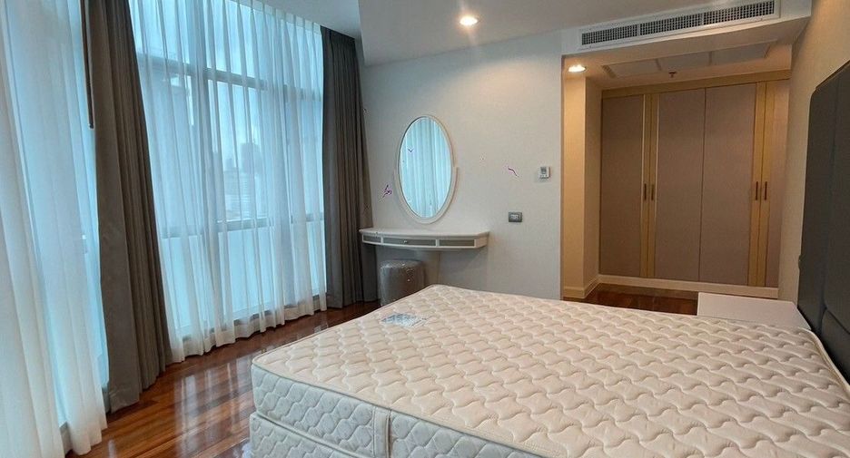 For rent 3 bedrooms apartment in Khlong Toei, Bangkok