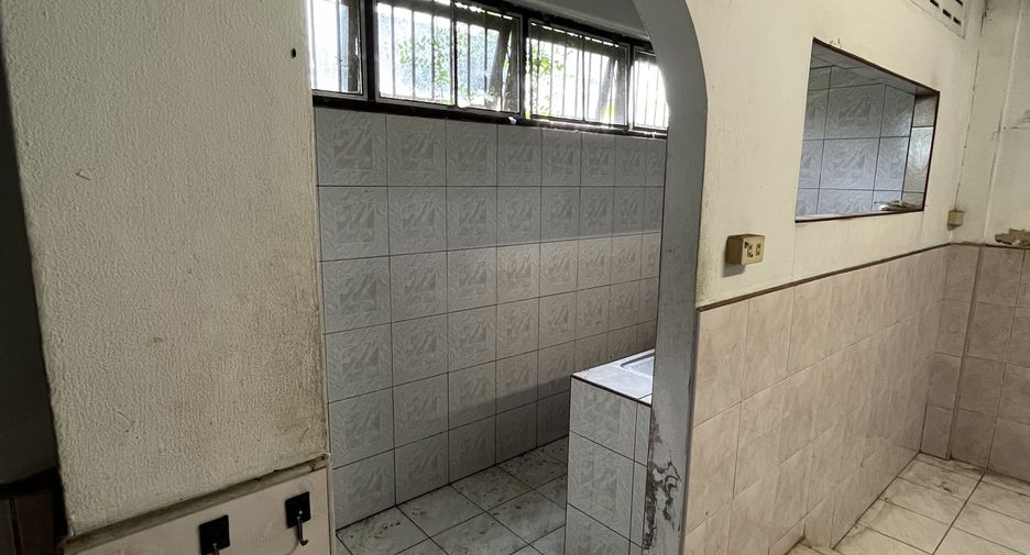For sale 4 bedrooms townhouse in Bang Sue, Bangkok
