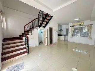 For sale 2 ベッドルーム townhouse in Saphan Sung, Bangkok