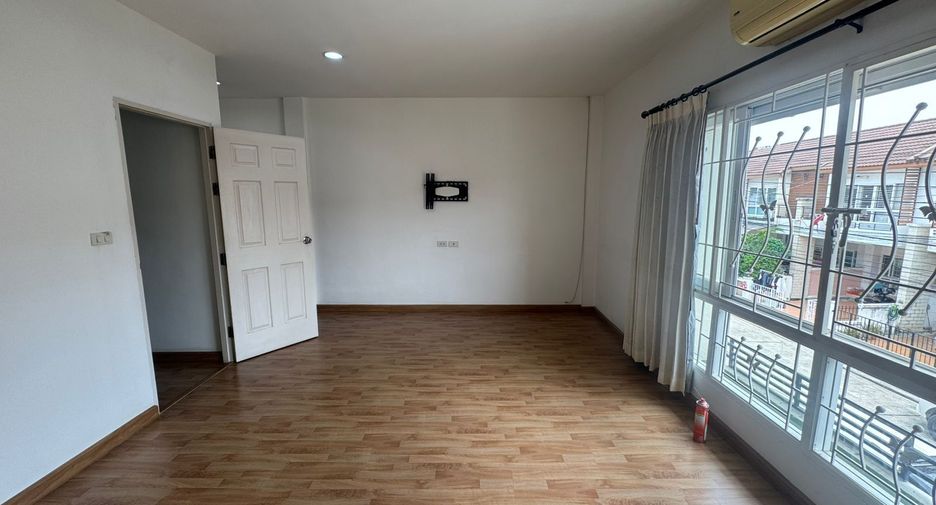 À vendre 2 chambres maison de ville à Saphan Sung, Bangkok