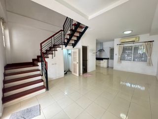 出售 2 卧室 联排别墅 在 Saphan Sung, 曼谷