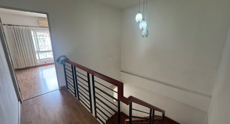 À vendre 2 chambres maison de ville à Saphan Sung, Bangkok