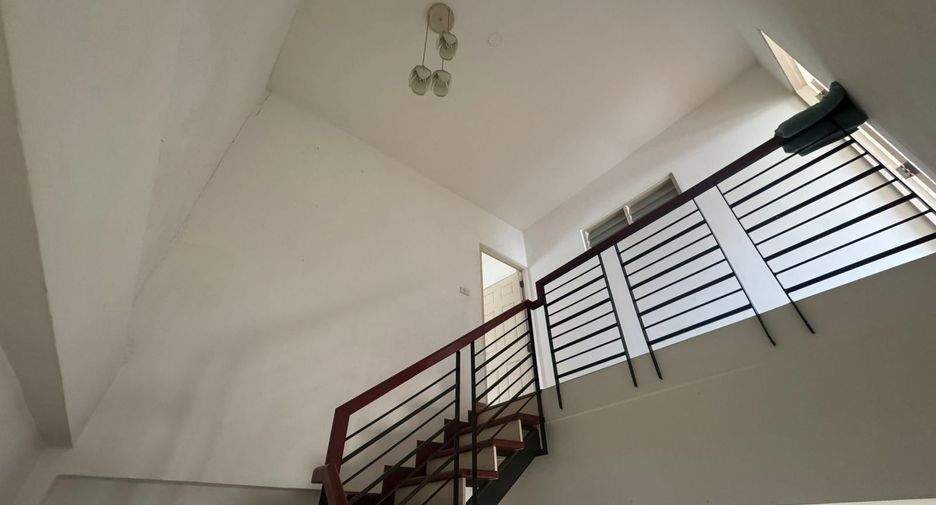 À vendre 2 chambres maison de ville à Saphan Sung, Bangkok