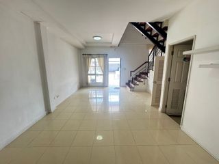 For sale 2 ベッドルーム townhouse in Saphan Sung, Bangkok
