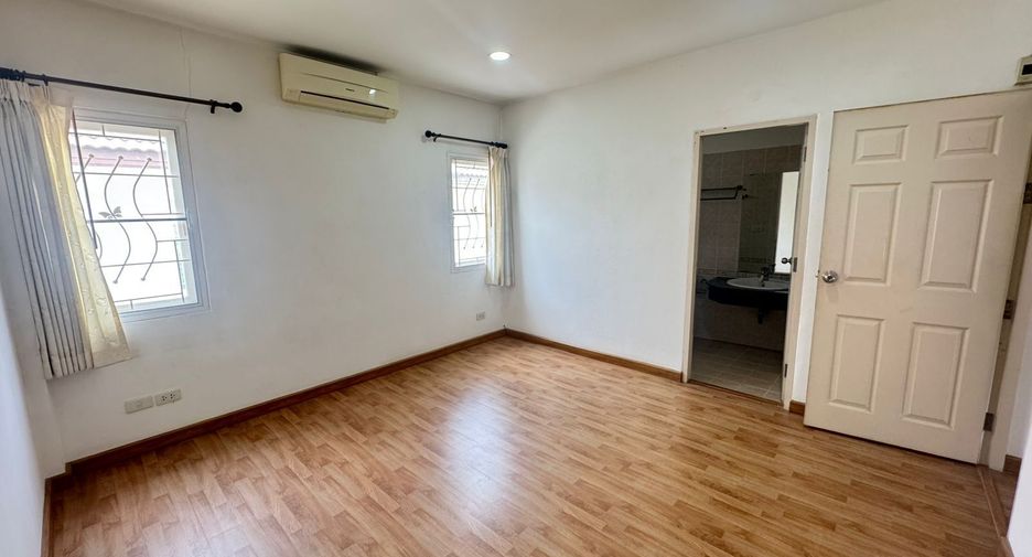À vendre 2 chambres maison de ville à Saphan Sung, Bangkok