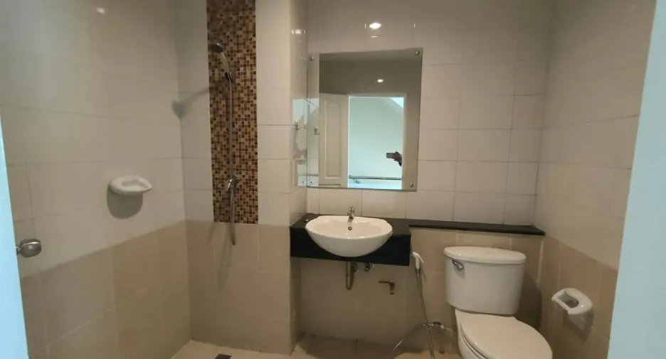 À vendre et à louer 3 chambres maison de ville à Mueang Phuket, Phuket