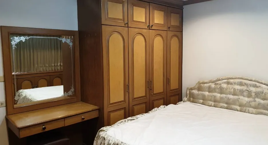 For rent 2 bedrooms condo in Bang Rak, Bangkok