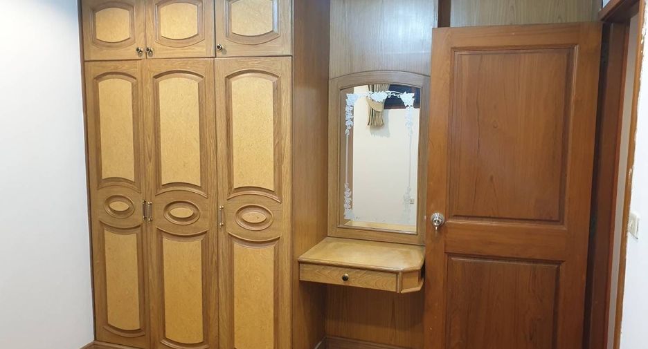 For rent 2 bedrooms condo in Bang Rak, Bangkok